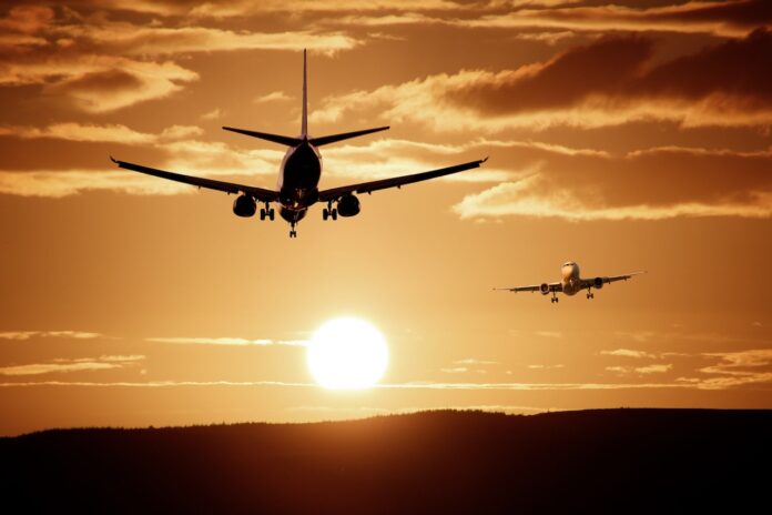 samoloty przy zachodzie słońca